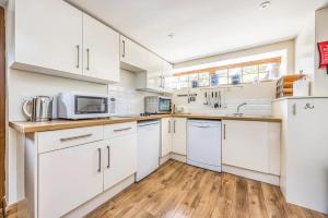 Charming Annexe Lodge with Parking - Pass The Keys