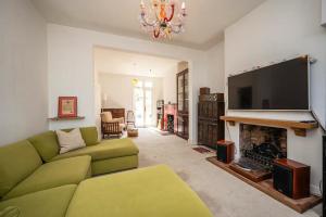 Large Period House with Garden near Peckham London - Pass the Keys