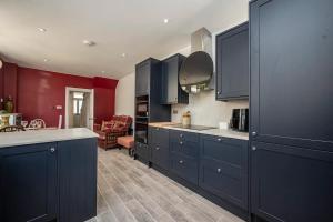 Large Period House with Garden near Peckham London - Pass the Keys