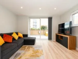 Peaceful Stylish Oasis 2 minutes from Station Pass the Keys - Feltham