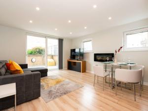 Peaceful Stylish Oasis 2 minutes from Station Pass the Keys