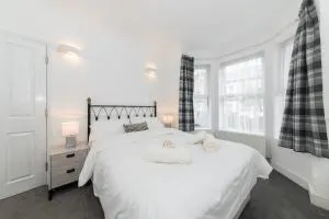 26 Grange Avenue · Bright House with Garden Office Space Pass the Keys - 桑宁