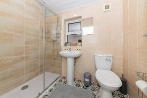 26 Grange Avenue · Bright House with Garden Office Space Pass the Keys