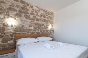 Stone house Grgo with heated swimming pool and spa