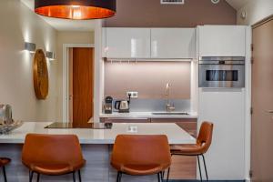 Luxury Family 2BR - Prime Location, Walk to Beach & Shopping, Sunny Balcony - By Totolulu Cannes Hoche