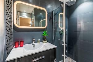 Luxury Family 2BR - Prime Location, Walk to Beach & Shopping, Sunny Balcony - By Totolulu Cannes Hoche