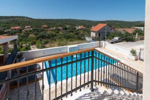 Stone house Grgo with heated swimming pool and spa