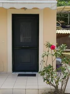 A quiet apartment - Evropoúloi