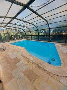 Villa con Jacuzzi exterior y Piscina cubiertos