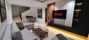 Modern 2BR Duplex in Casablanca Pool & Parking