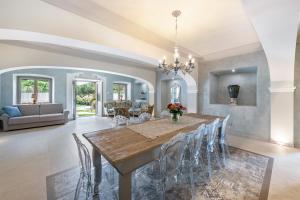 Abaye I Champagne Charm Adults Only