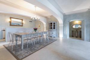 Abaye I Champagne Charm Adults Only