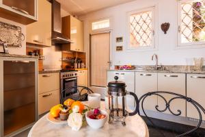 Villas ROMANTIC VILLA VI4412 By Riviera Holiday Homes : photos des chambres