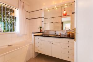 Villas ROMANTIC VILLA VI4412 By Riviera Holiday Homes : photos des chambres