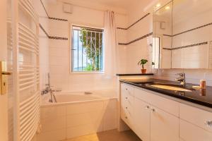 Villas ROMANTIC VILLA VI4412 By Riviera Holiday Homes : photos des chambres
