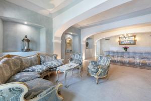 Abaye I Champagne Charm Adults Only