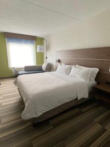 Standard Room room in Holiday Inn Express Hotel & Suites Warrenton an IHG Hotel