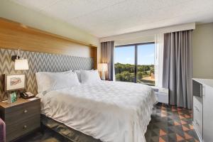 Standard King Room room in Holiday Inn Chicago Northwest/Crystal Lake/Convention Center an IHG Hotel