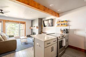 Der Steiermark Unit 108 - Cozy King Studio Off Main St & Peak 9 Base w AC, Balcony, Shared Hot Tub & Free Parking - No Fireplace