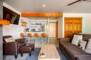 Der Steiermark Unit 108 - Cozy King Studio Off Main St & Peak 9 with AC, Balcony, Shared Hot Tub & Free Parking