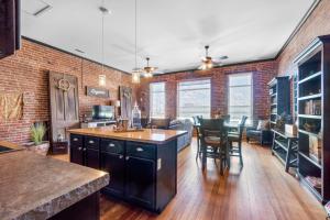 Downtown Loft Amazing Bath Tub & Shower #9