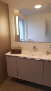 Feriehus i Sæby nær by, skov og strand