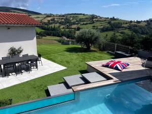 Villas Maison et piscine chauffee, vue Monts du Lyonnais : photos des chambres
