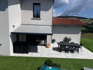 Villas Maison et piscine chauffee, vue Monts du Lyonnais : photos des chambres