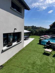 Villas Maison et piscine chauffee, vue Monts du Lyonnais : photos des chambres