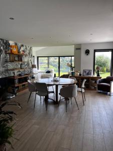 Villas Maison et piscine chauffee, vue Monts du Lyonnais : photos des chambres