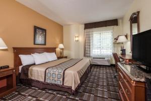 Queen Room - Disability Access/Non-Smoking room in Days Inn by Wyndham Yadkinville