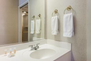 Queen Room - Smoking room in Days Inn by Wyndham Yadkinville