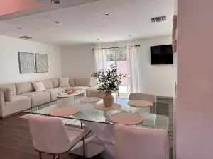 Fully remodeled 1-bedroom house with massive yard - وودلاند هيلز