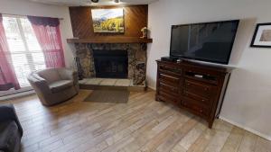 Grandview 4 Hummingbird Hangout - WiFi - Cable - Washer - Dryer - Fireplace - One Block From Main Street - Ubytování bez kategorie ve městě Red River