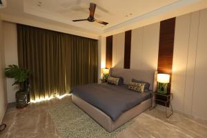 The Midnight Studio - Your Galleria Getaway