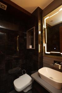 The Midnight Studio - Your Galleria Getaway