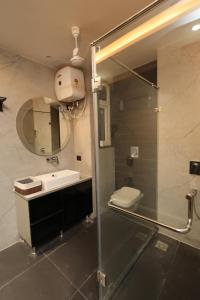 The Midnight Studio - Your Galleria Getaway