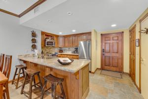 2BR Main St Condo, Walk to Ski Lift!