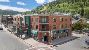 2BR Main St Condo, Walk to Ski Lift!