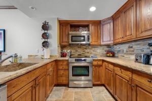 2BR Main St Condo, Walk to Ski Lift!