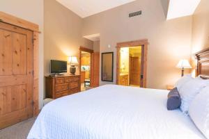 Catamount Lodge 409 by East West Hospitality