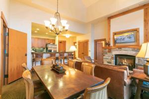 Catamount Lodge 405B by East West Hospitality