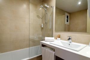 Double Room with Balcony and Sea View room in Hotel Hostalillo