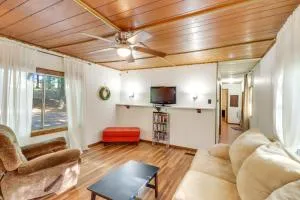 Edgemont Home with Deck about 9 Mi to Greers Ferry Lake! - Clinton