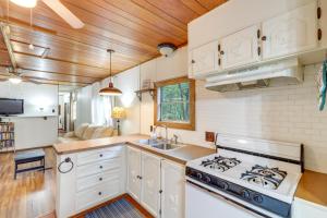 Edgemont Home with Deck about 9 Mi to Greers Ferry Lake!