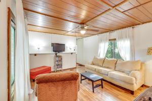 Edgemont Home with Deck about 9 Mi to Greers Ferry Lake!