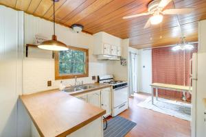 Edgemont Home with Deck about 9 Mi to Greers Ferry Lake!