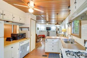 Edgemont Home with Deck about 9 Mi to Greers Ferry Lake!