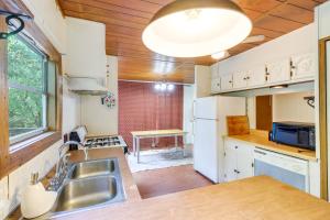 Edgemont Home with Deck about 9 Mi to Greers Ferry Lake!