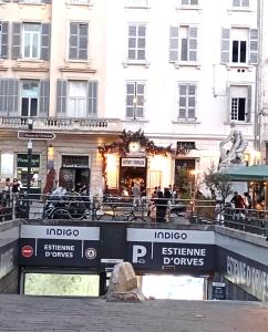 Chez lhabitant, propose Grande chambre Vieux port Marseille